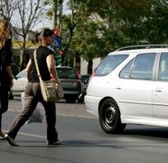 Cine e amendat dacă pietonul nu traversează pe trecere și e lovit de mașină? Regula din noul Codul Rutier 2025